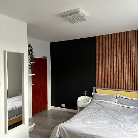 Modern En Suite Bedroom Close To City Centre Leeds  Exteriér fotografie