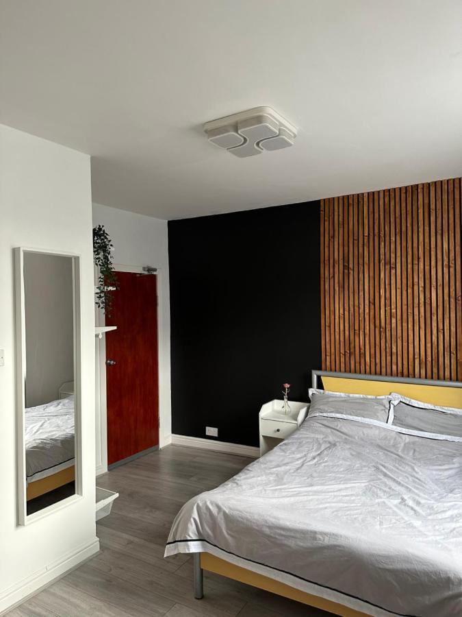 Modern En Suite Bedroom Close To City Centre Leeds  Exteriér fotografie
